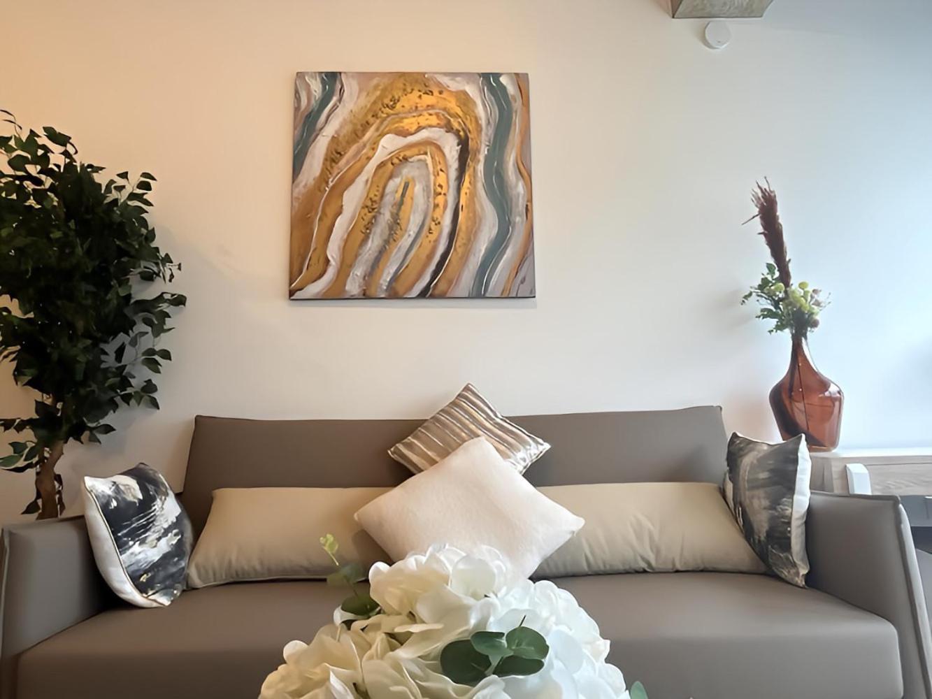 1Br Luxury Flat At Train Station - Long Stays Welcome - Just Ask Milton Keynes Dış mekan fotoğraf