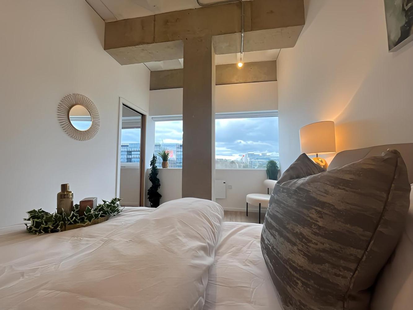 1Br Luxury Flat At Train Station - Long Stays Welcome - Just Ask Milton Keynes Dış mekan fotoğraf