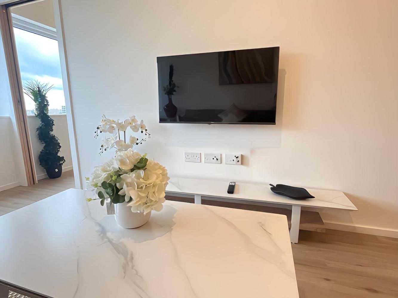 1Br Luxury Flat At Train Station - Long Stays Welcome - Just Ask Milton Keynes Dış mekan fotoğraf